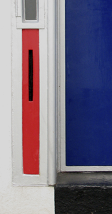 908421 Afbeelding van een staande metalen dubbele brievenbus, naast de deur in de zijgevel van de door de Utrechtse ...